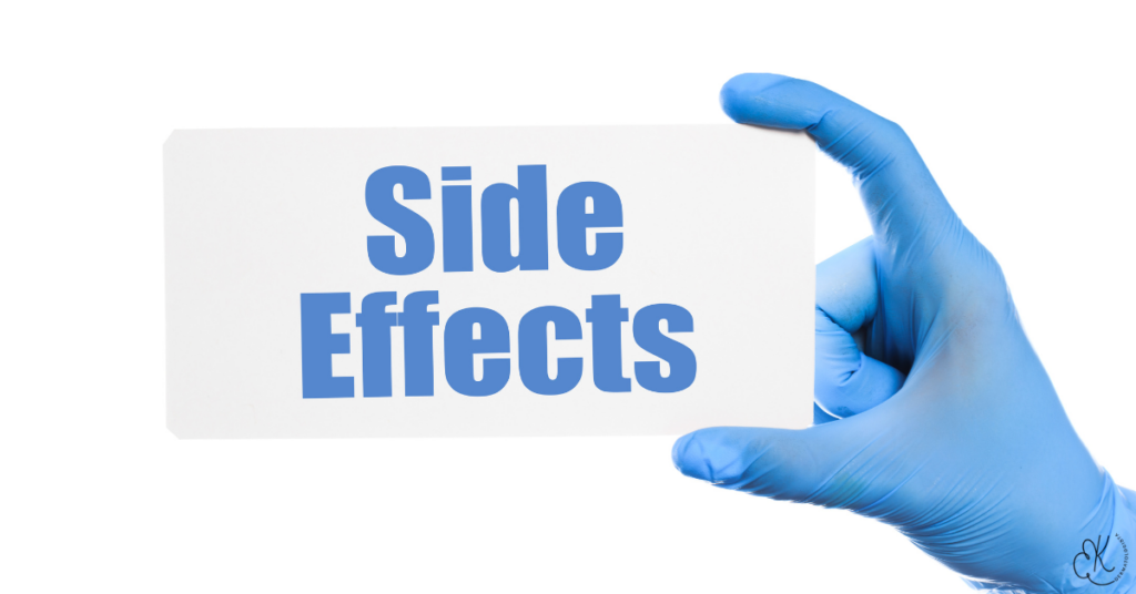 Cartão escrito "Side Effects" indicando os efeitos colaterais dos corticoides