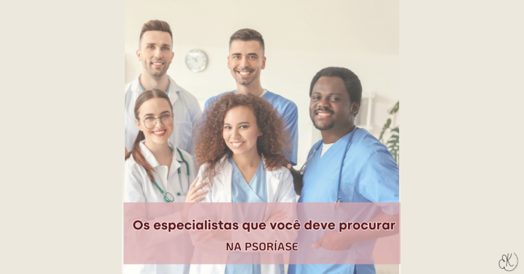 Grupo de médicos e profissionais da saúde sorrindo