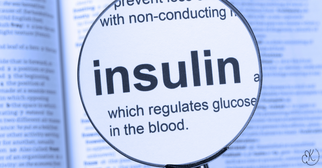 Palavra “insulin” ampliada por uma lupa sobre uma página de dicionário