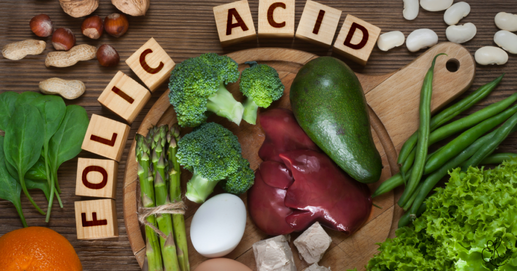 Alimentos ricos em ácido fólico, como brócolis, fígado, espinafre e ovos