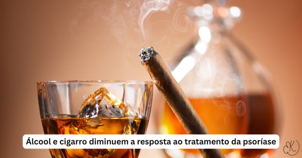 Copo com bebida alcoólica e charuto aceso ao fundo