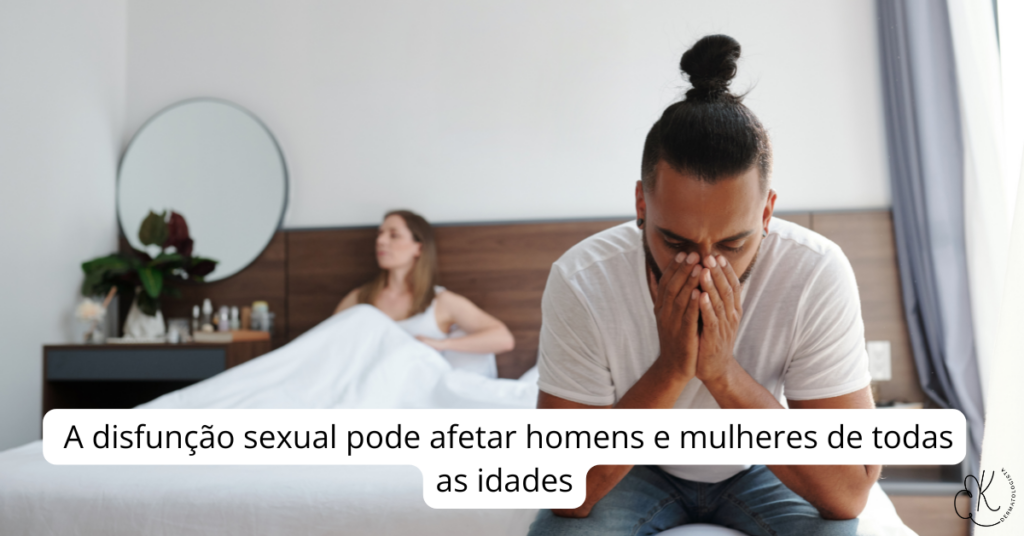 Casal na cama com homem com expressão de frustração e mulher ao fundo