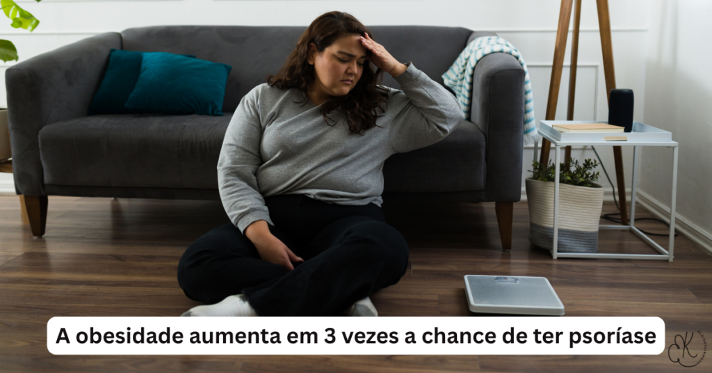 Mulher sentada no chão com expressão de cansaço ao lado de balança