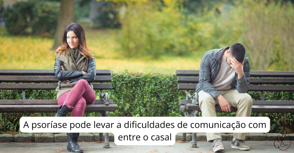 Casal distante em um banco de praça, com a mulher de braços cruzados e o homem cabisbaixo