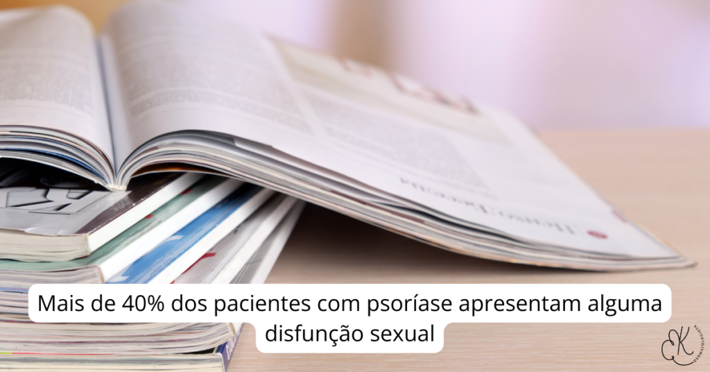 Pilha de revistas com texto informando que mais de 40% dos pacientes com psoríase apresentam disfunção sexual