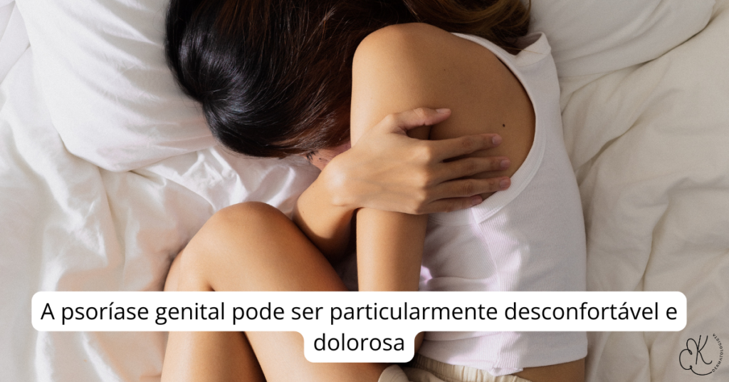 Mulher encolhida na cama demonstrando dor ou desconforto