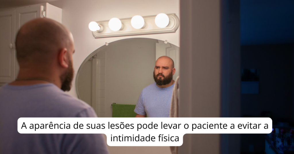 Homem olhando para o espelho com expressão pensativa