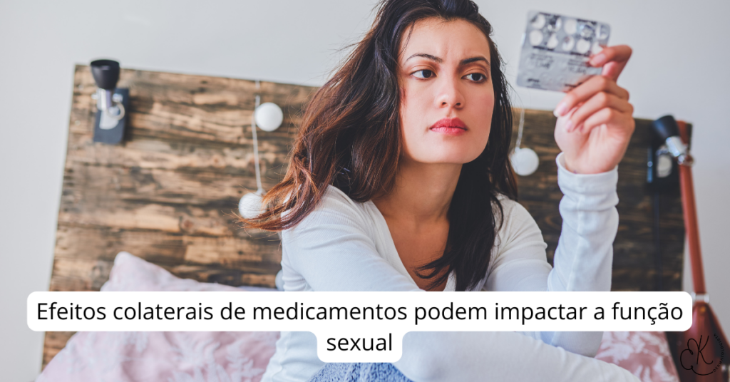 Mulher olhando para uma cartela de comprimidos com semblante preocupado