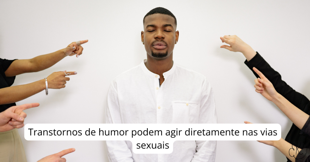 Homem de olhos fechados cercado por pessoas apontando o dedo para ele