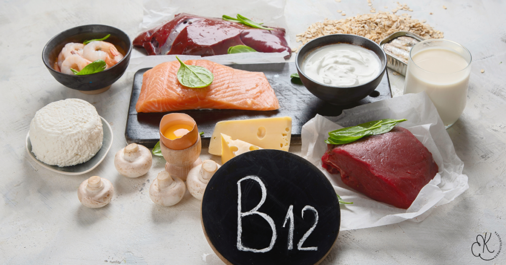 Alimentos ricos em B12, como salmão, carne, fígado, ovos e laticínios